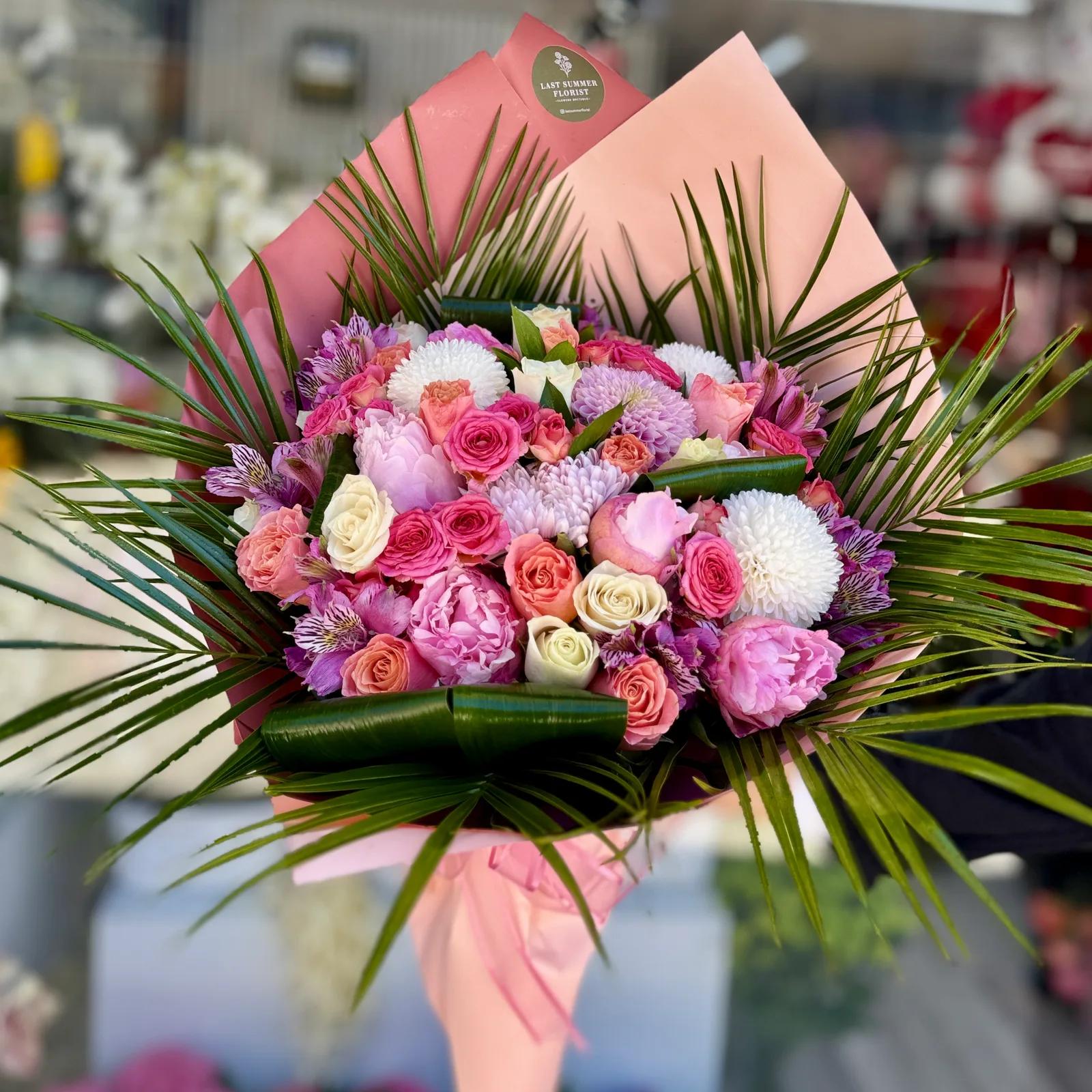 Pembe Anastasia Ve Güller Buket